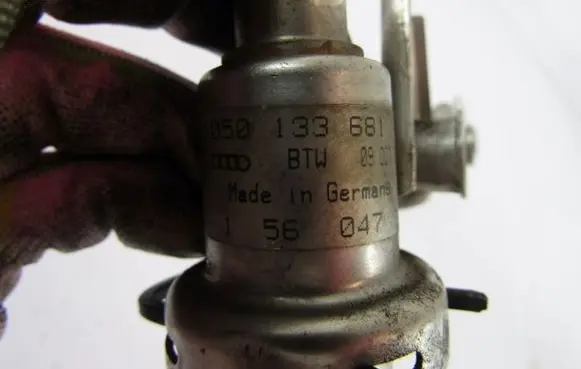 Volkswagen PASSAT B5 Fuel line pipe 050133681A