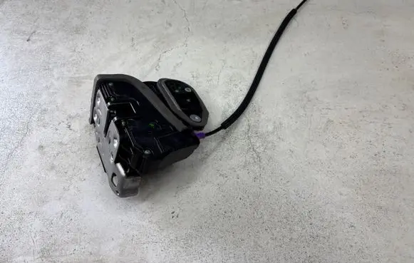 Opel Insignia B Front door lock 3035077G