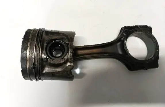 Toyota Corolla Verso AR10 Piston with connecting rod 