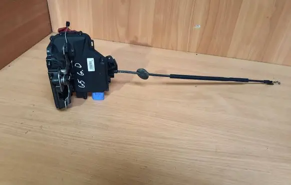 Volkswagen Golf V Rear door lock 7L0839016