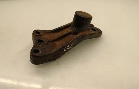 KIA Rio Engine mounting bracket 