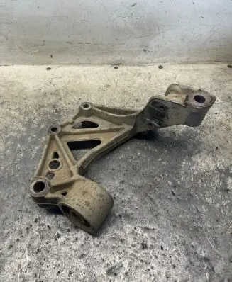 Volkswagen Polo IV 9N3 Engine mounting bracket
