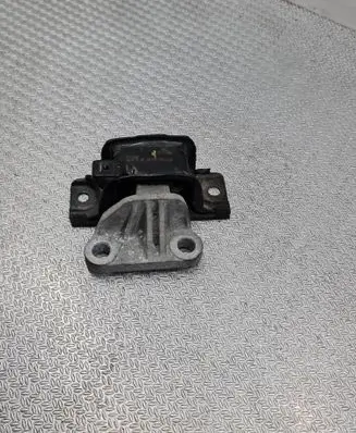Opel Corsa E Engine mount bracket 13371838