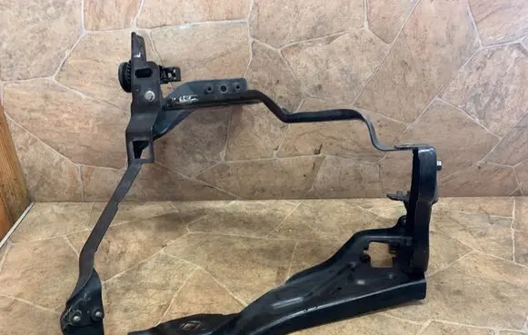 Mercedes-Benz C W204 Headlight/headlamp mounting bracket A204626045