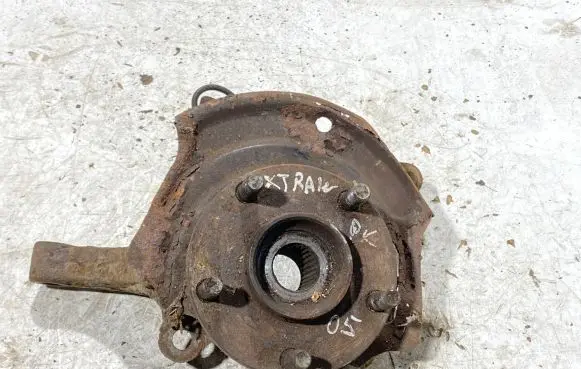 Nissan X-Trail T30 Front wheel hub spindle knuckle