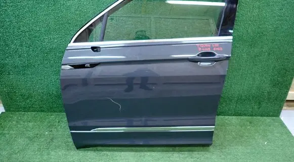 Volkswagen Tiguan Front door