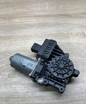 Opel Zafira A Front door window regulator motor 90579355 0130821768