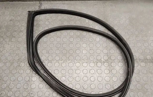 BMW 1 E82 E88 Front door rubber seal 7164948