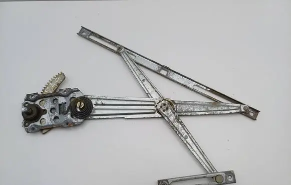 Suzuki Samurai Front door manual window regulator 