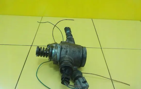 Audi A4 S4 B8 8K Fuel injection high pressure pump 3HTR2