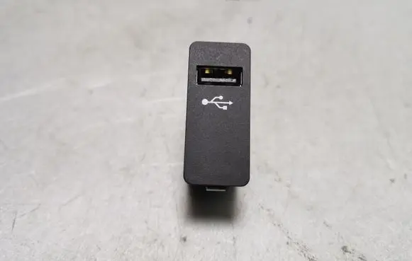 Mini Cooper Countryman F60 USB socket connector 820397