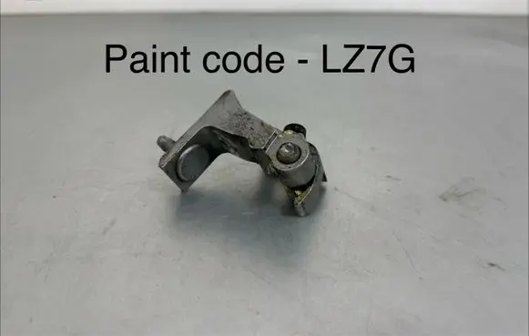 Audi Q7 4M Front door upper hinge 4M0831404A A046574