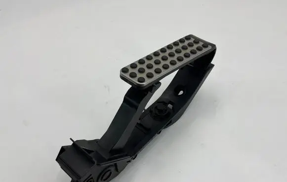 Mercedes-Benz SLK R171 Accelerator throttle pedal A1703000404 A2033010001