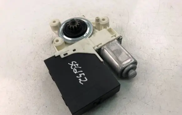 Volvo S40 Front door window regulator motor 992745100