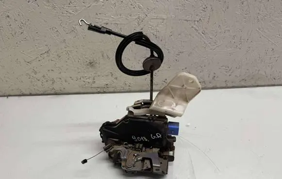 Volkswagen Golf VI Rear door lock 7L0839016D