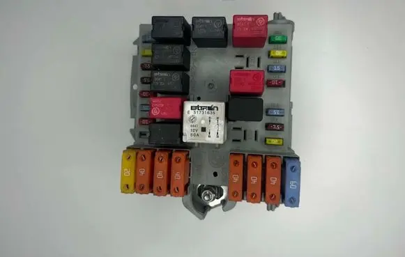 Fiat Croma Fuse module 51738102 57657 0051738102057657