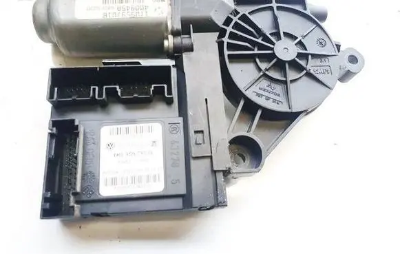 Skoda Octavia Mk2 (1Z) Front door window regulator motor 1T0959701B