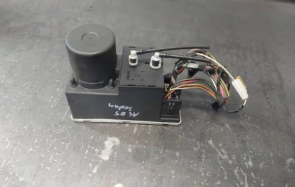 Audi A4 S4 B5 8D Central locking vacuum pump 8L0862257