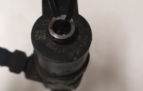 Opel Insignia A Fuel injector 0445110327