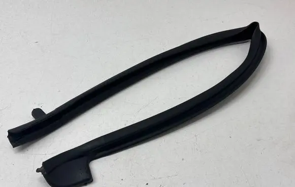 Chrysler Pacifica Rubber seal sliding door (on door) 68188723AD 6818872273