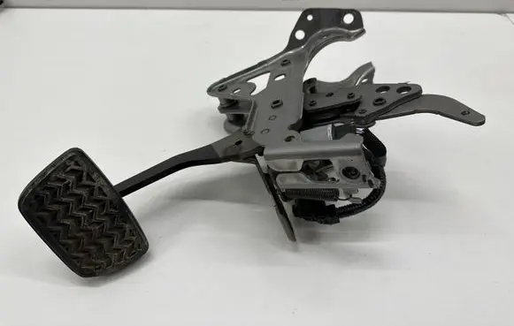 Toyota Camry VIII XV70 Brake pedal