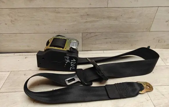 Volkswagen PASSAT B5.5 Front seatbelt 3B1857705D