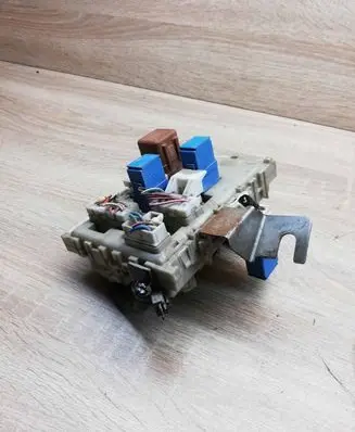 Nissan Almera N16 Fuse module 243504U100 0810001