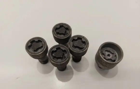 Volkswagen PASSAT B8 Anti-theft wheel nuts and lock 