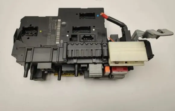 Mercedes-Benz E C207 W207 Fuse module A2129060105