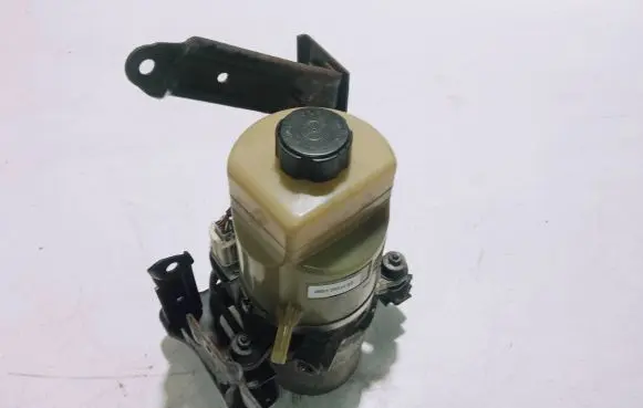 Ford Focus C-MAX Power steering pump 4M513K514BD 1040085011094