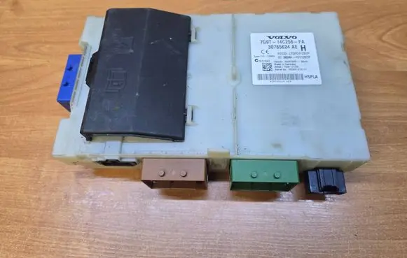Volvo XC70 Fuse module 30765624AE