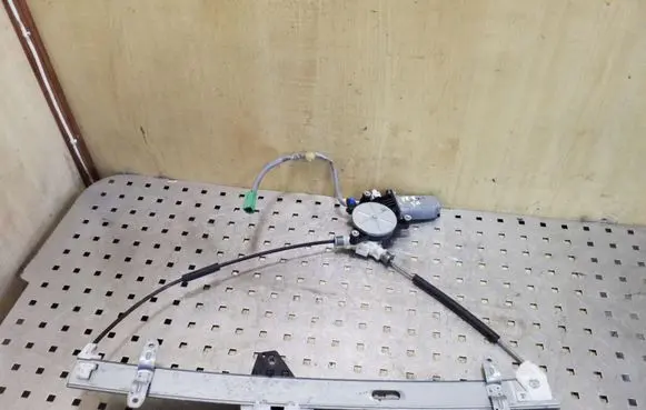 Honda CR-V Front door window regulator with motor