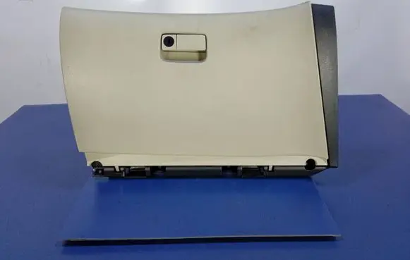 Nissan Primera Glove box 68520AV600