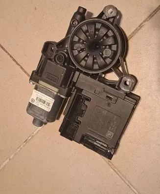 Volkswagen PASSAT B7 Front door window regulator motor 3AA959702A 0130822451