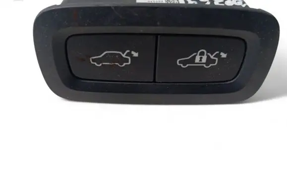 Volvo XC40 Tailgate/boot open switch button 31674801