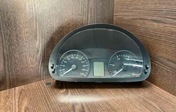 Mercedes-Benz Vito Viano W639 Speedometer (instrument cluster) 6399001301