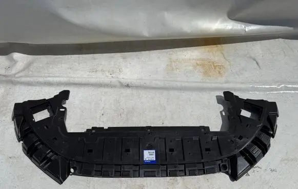 Volvo V40 Front bumper skid plate/under tray 31383736