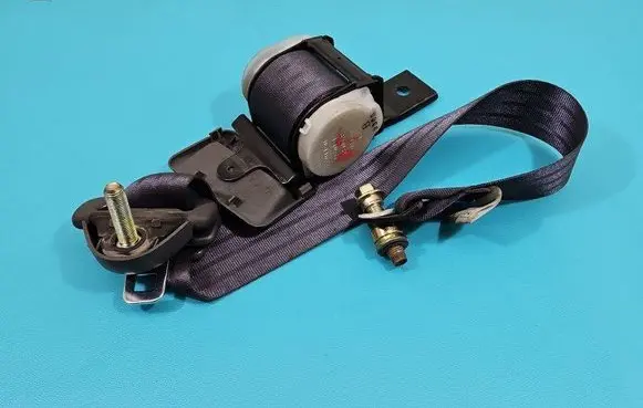 Rear seatbelt