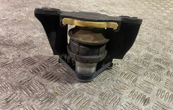 Volvo XC90 Engine mount bracket 31686885