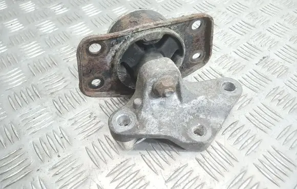 Mitsubishi Colt Engine mount bracket