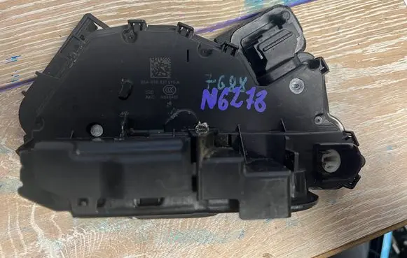 Skoda Fabia Mk3 (NJ) Front door lock 5tb837015a
