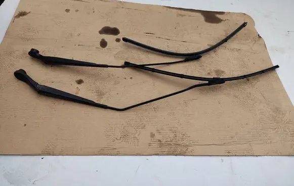 Front wiper blade arm