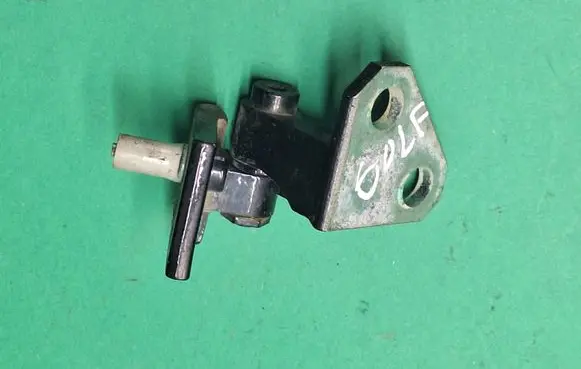 Volkswagen Golf V Rear door upper hinge 