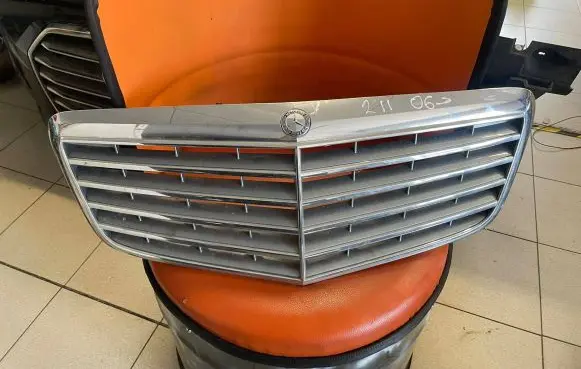 Mercedes-Benz E W211 Front bumper upper radiator grill 21188017837246 2118801783