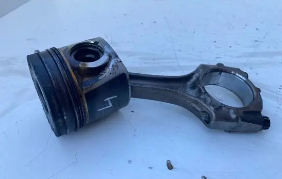 Toyota Avensis T220 Piston with connecting rod
