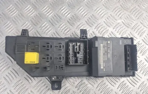 Opel Vectra C Fuse module 13199490 359171 SC718810500