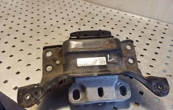 Volkswagen PASSAT B8 Engine mount bracket 5Q0199555R