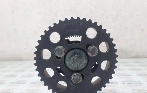 Volkswagen Touran I Camshaft pulley/ VANOS 038109111E