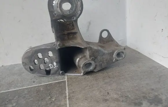 Engine mounting bracket