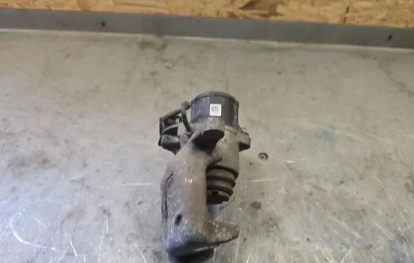 Volkswagen PASSAT B6 Rear brake caliper 32330208D